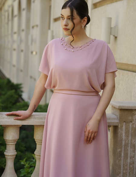 Пудровое шифоновое платье миди с рукавами крыло