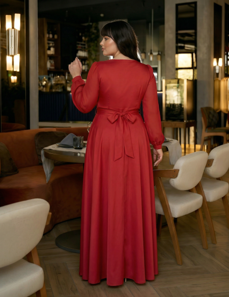 Красное платье с разрезом на ноге и шифоновыми рукавами