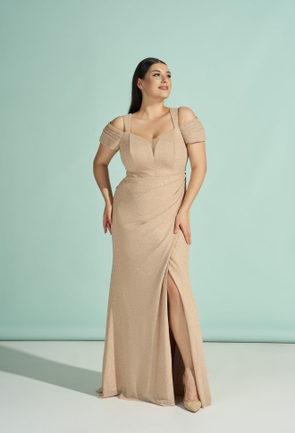 Бежевое блестящее платье со спущенными плечами и разрезом на ноге