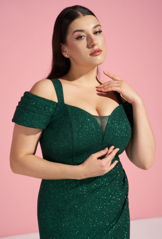 Изумрудное блестящее платье со спущенными плечами и разрезом на ноге