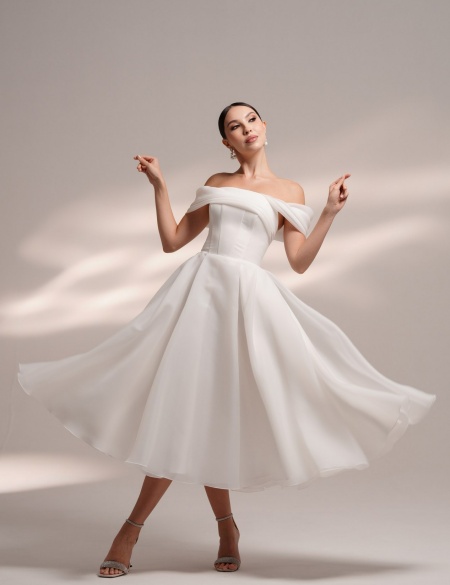 Белое платье миди из органзы со спущенными плечами