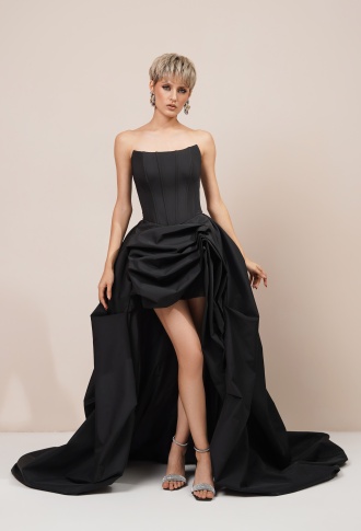 Черное платье с драпированной юбкой