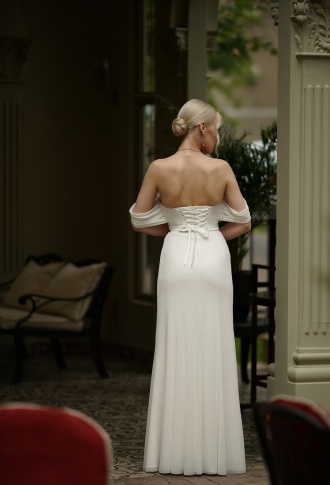 Белое блестящее платье по фигуре с разрезом на ноге и спущенными плечами