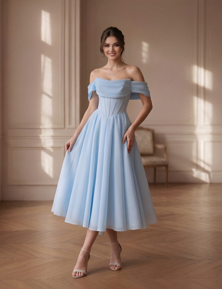 Голубое платье со спущенными плечами а-силуэт