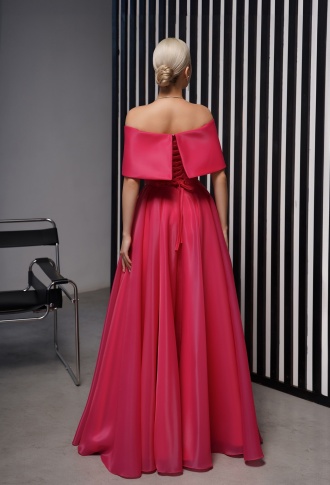 Малиновое платье из органзы со спущенными плечами