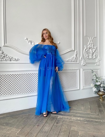 Синее платье с разрезом на ноге и пышными рукавами