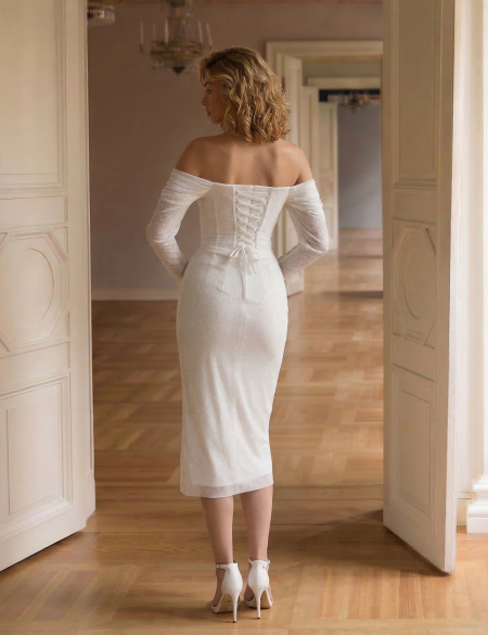 Белое блестящее платье миди с разрезом и рукавами