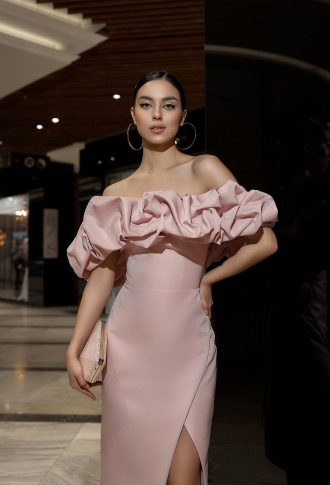 Пудровое платье миди с разрезом на ноге и оборкой