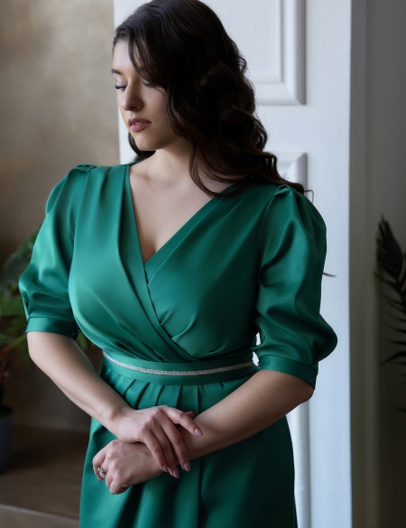 Изумрудное прямое платье с запахом и рукавами 3/4
