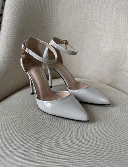 Лаковые туфли с застёжкой серые