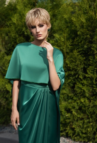 Изумрудное платье с кейпом