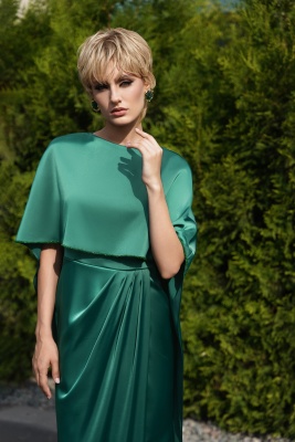 Изумрудное платье с кейпом