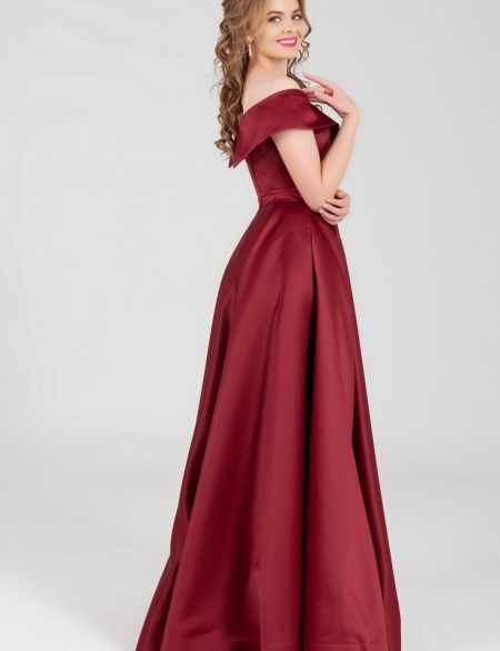 Бордовое атласное платье с разрезом