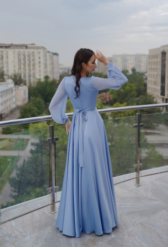 Голубое платье с разрезом на ноге и шифоновыми рукавами