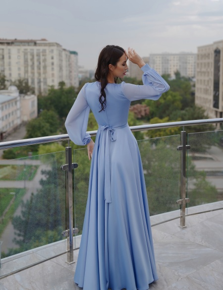 Голубое платье с разрезом на ноге и шифоновыми рукавами