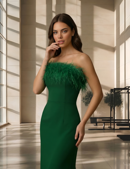 Изумрудное атласное платье с перьями на лифе и разрезом на ноге