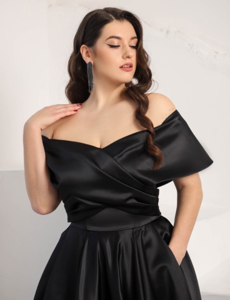 Чёрное атласное платье с разрезом на ноге и спущенными плечами