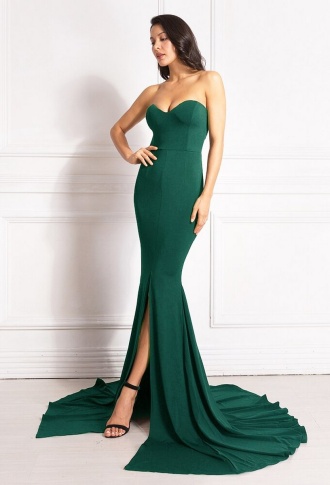 Изумрудное платье бандо с разрезом на ноге и шлейфом