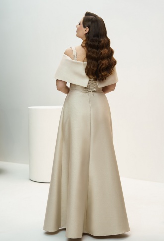 Бежевое атласное платье по фигуре со спущенными плечами