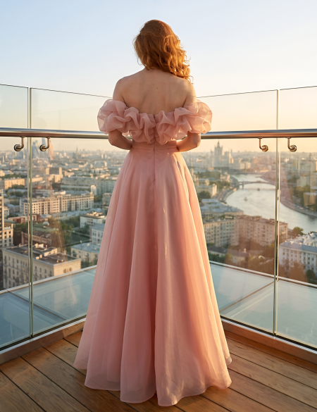 Пудровое платье трансформер из органзы с оборкой