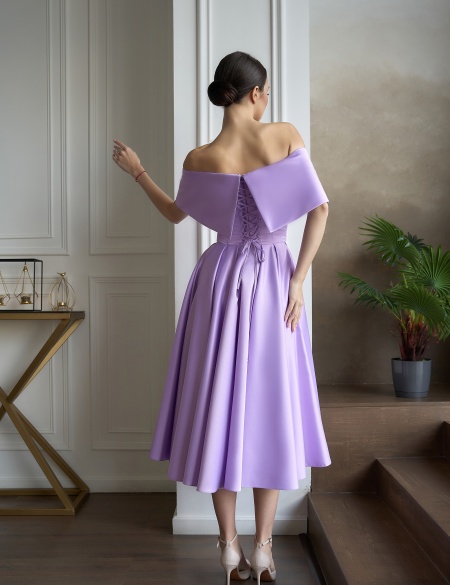 Лавандовое атласное платье миди со спущенными плечами