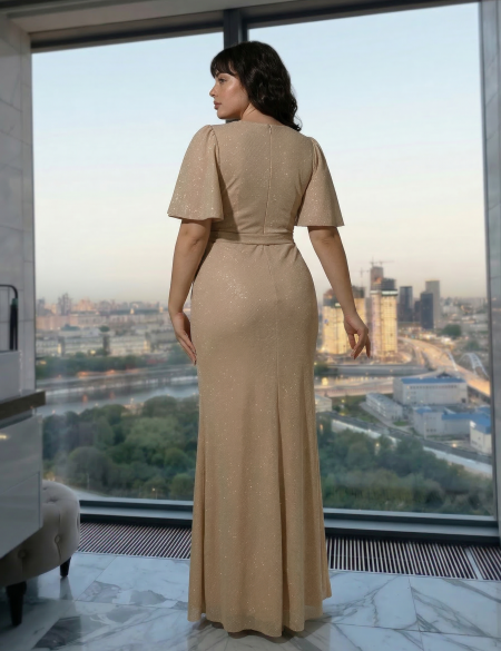 Бежевое блестящее платье по фигуре с рукавами крыло
