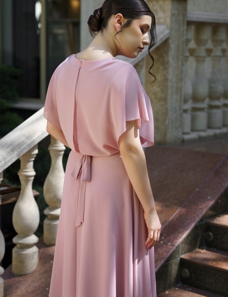 Пудровое шифоновое платье миди с рукавами крыло