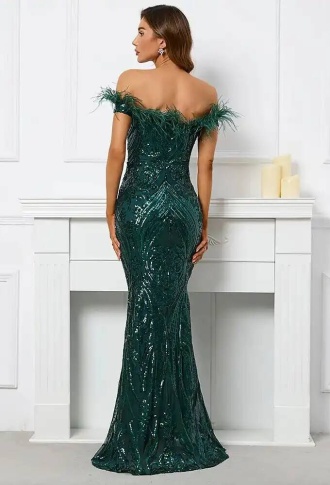 Изумрудное платье из пайеток с перьями