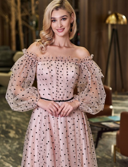 Бежевое фатиновое платье миди с пышными, спущенными рукавами