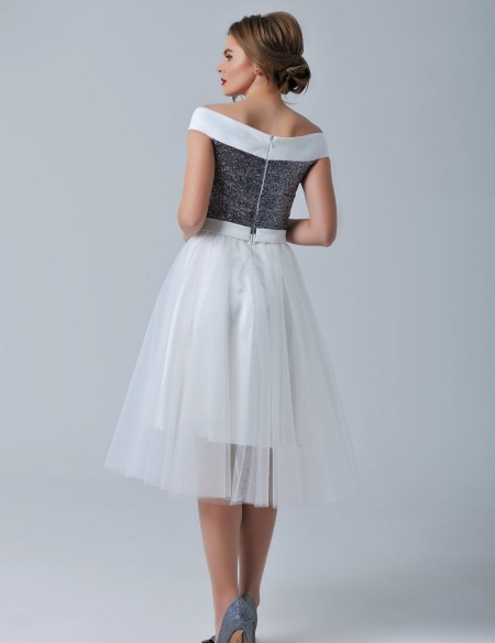 Белое платье со спущенными плечами, блестящим лифом, юбка фатин