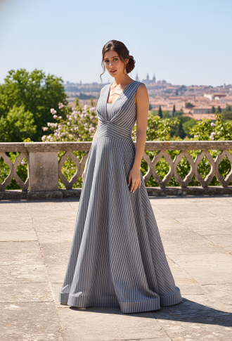 Серебряное блестящее платье в полоску с расклешенной юбкой