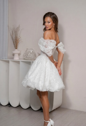 Короткое белое платье с пышной юбкой и спущенными плечами 