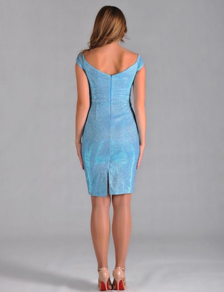 Голубое блестящее платье со спущенными плечами