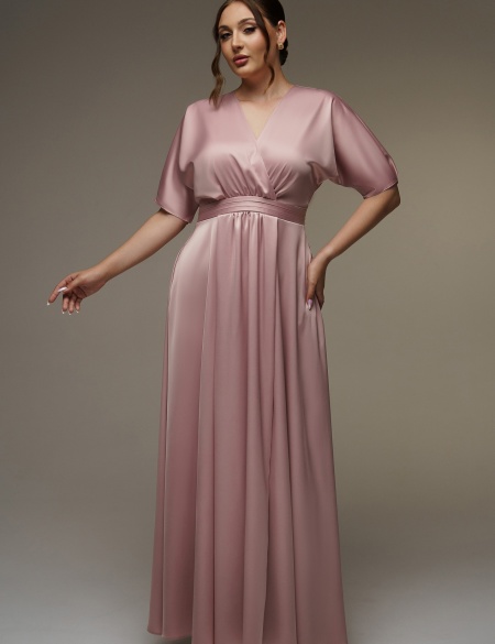 Пудровое атласное платье с карманами