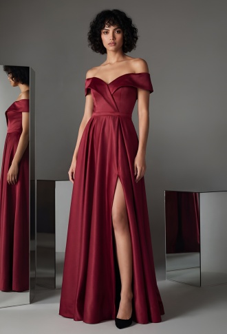 Бордовое атласное платье с разрезом