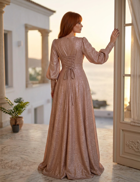 Бежевое блестящее платье с длинными рукавами