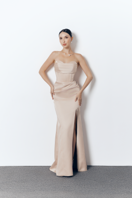 Бежевое атласное платье с разрезом и корсетным верхом