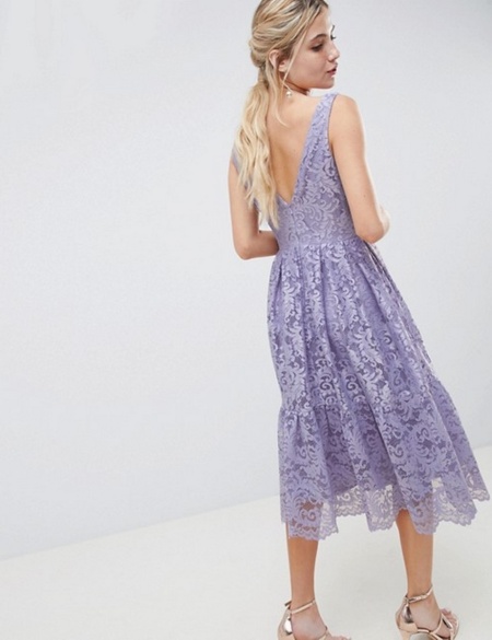 Сиреневое кружевное платье миди с V-образным вырезом