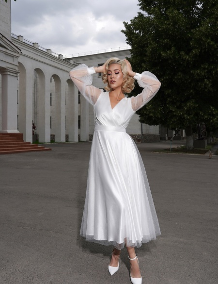 Белое платье миди с длинными рукавами и разрезом на ноге