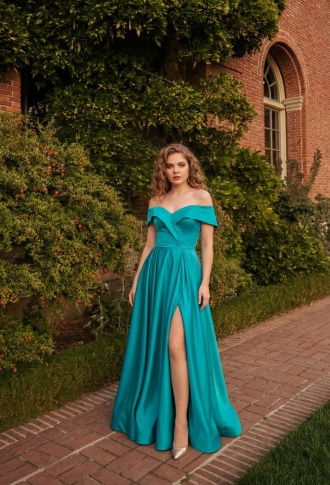 Атласное платье с разрезом на ноге и спущенными плечами