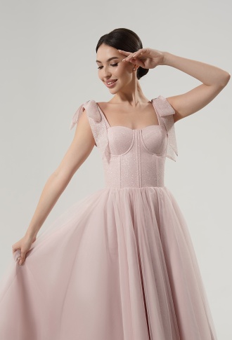 Пудровое фатиновое платье с блестящим верхом и бантиками