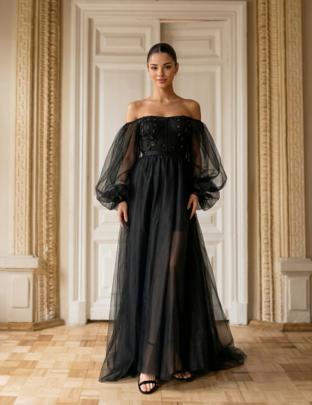 Чёрное платье с разрезом на ноге и пышными рукавами