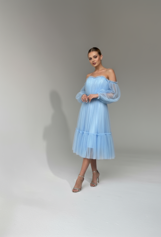 Голубое платье миди с пышными рукавами