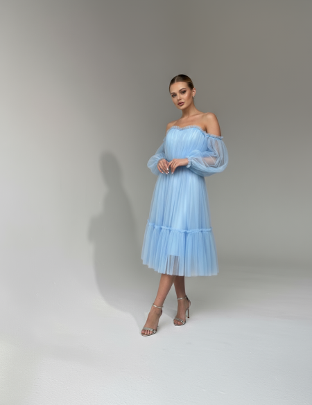 Голубое платье миди с пышными рукавами