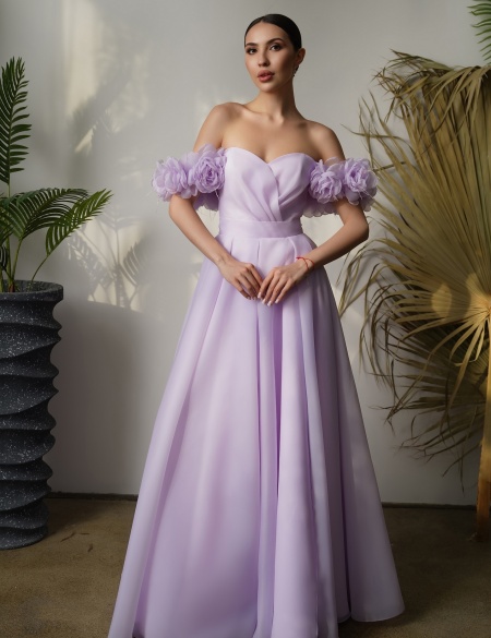Лиловое платье с 3д цветами на плечах