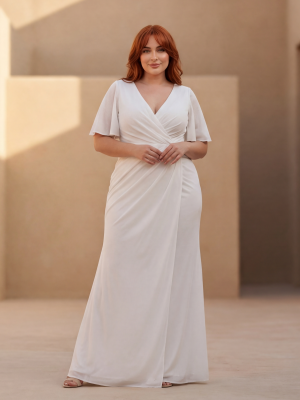 Белое блестящее платье по фигуре с рукавами крыло