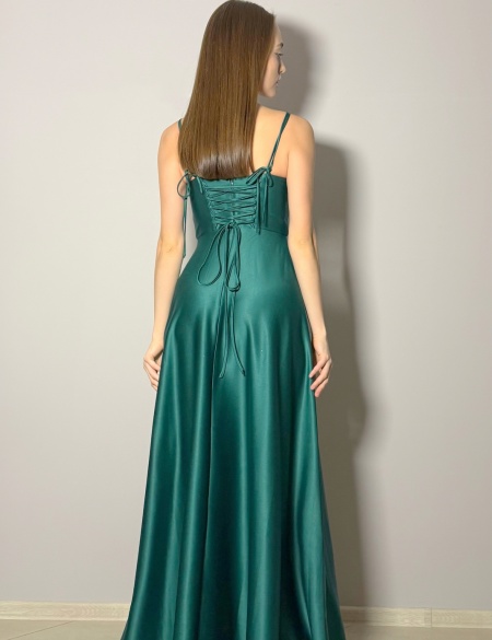 Изумрудное атласное платье с закрытым верхом