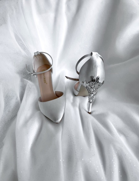 Атласные туфли с декором на каблуке