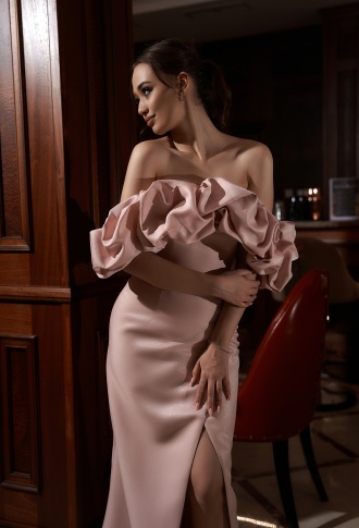 Пудровое платье по фигуре с разрезом на ноге и оборкой