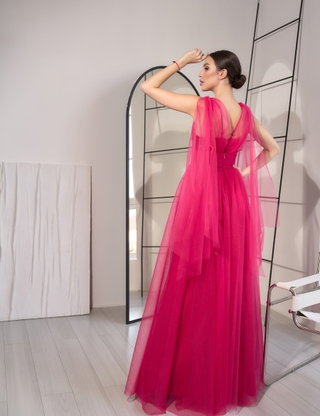 Малиновое атласное платье с фатиновой накидкой